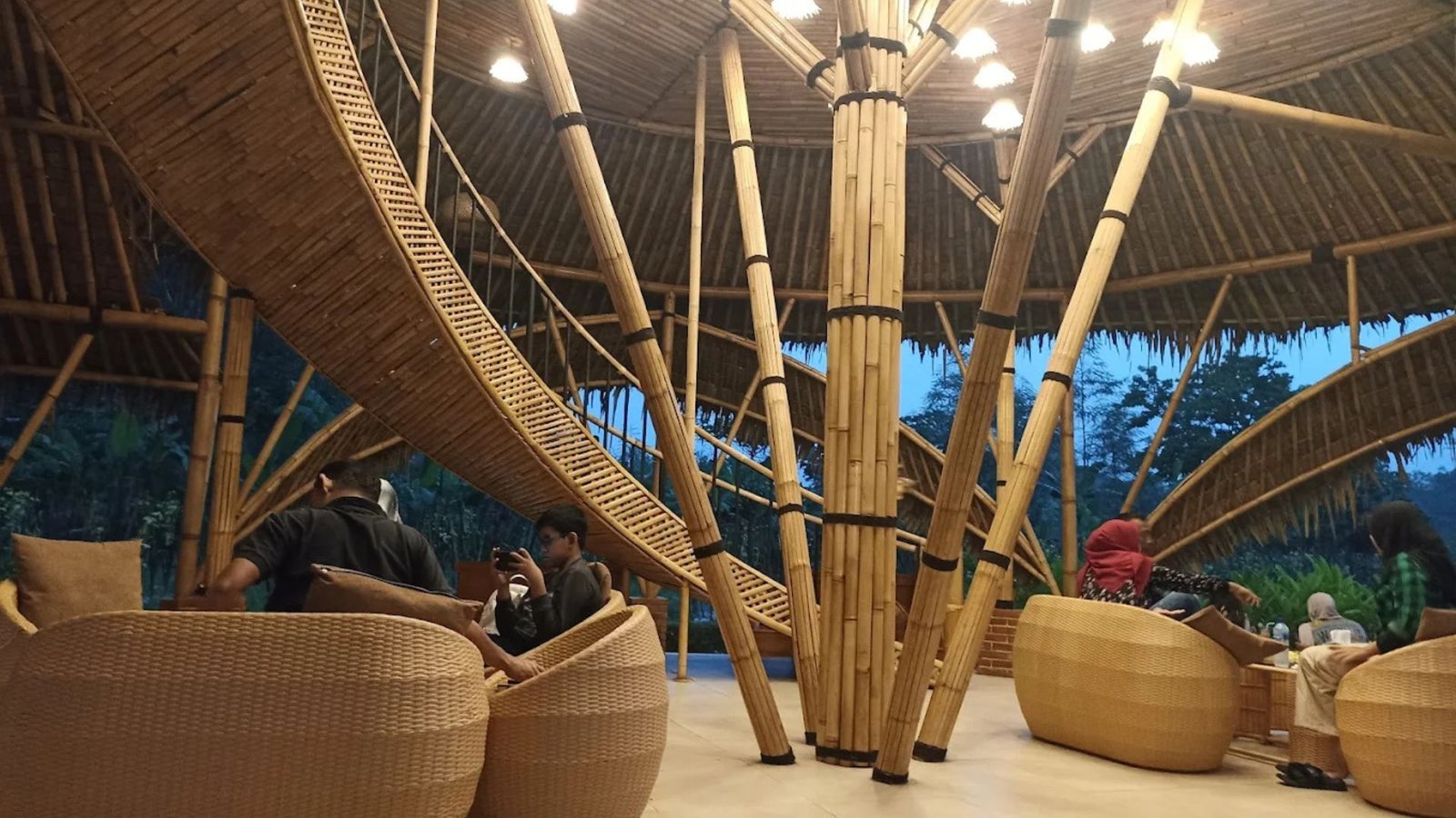 Resto Nuansa Alam Terdekat di Magelang: Cerita Santai Makan Adem & Asri di Caping Resto