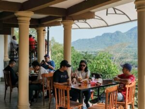 Lantai 2 Kedai Bukit Rhema dengan view Perbukitan Menoreh untuk artikel cafe view sawah gunung Magelang Jogja