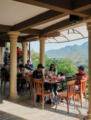 Lantai 2 Kedai Bukit Rhema dengan view Perbukitan Menoreh untuk artikel cafe view sawah gunung Magelang Jogja