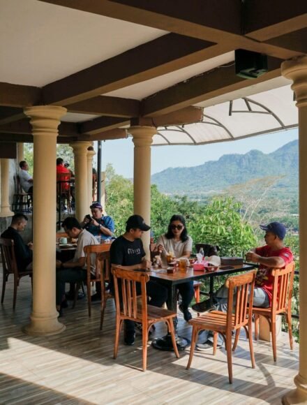 Lantai 2 Kedai Bukit Rhema dengan view Perbukitan Menoreh untuk artikel cafe view sawah gunung Magelang Jogja