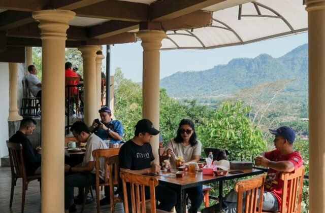 Lantai 2 Kedai Bukit Rhema dengan view Perbukitan Menoreh untuk artikel cafe view sawah gunung Magelang Jogja