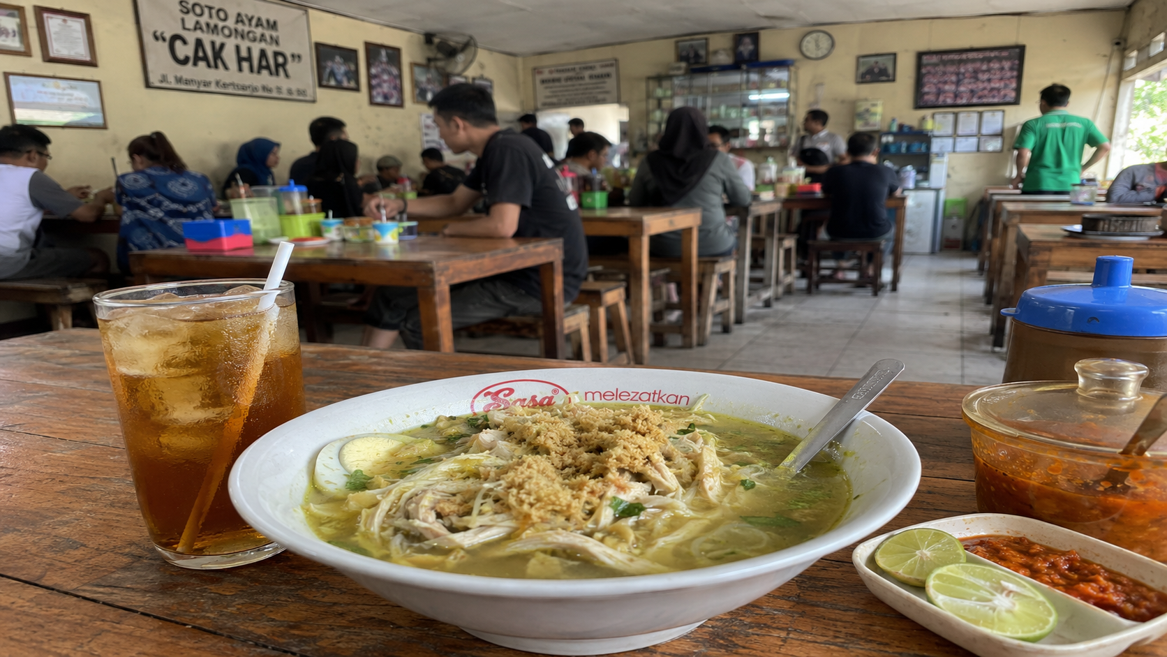 Soto ayam legendaris Surabaya dengan koya gurih di salah satu warung ikonik