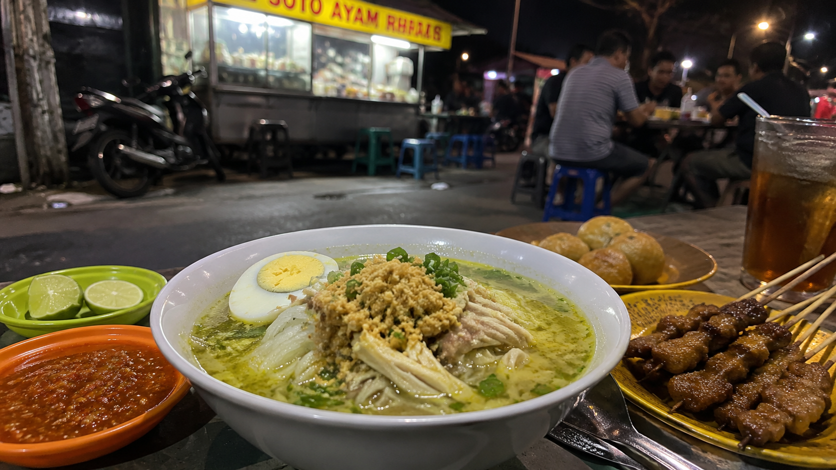 Suasana warung soto ayam legendaris Surabaya yang ramai pengunjung