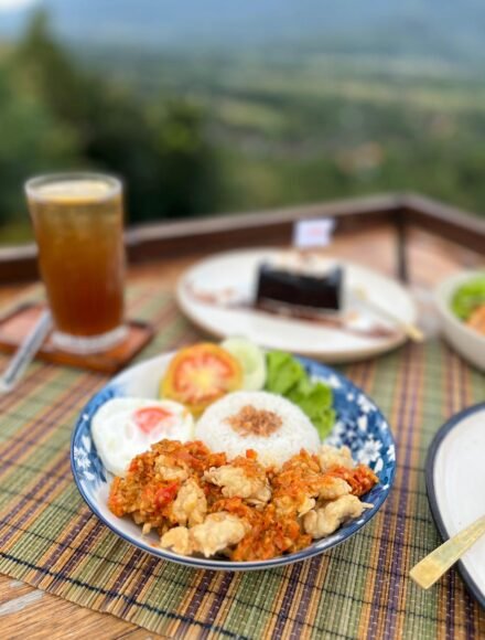 Ayam krispi sambal bawang pedas Kedai Bukit Rhema
