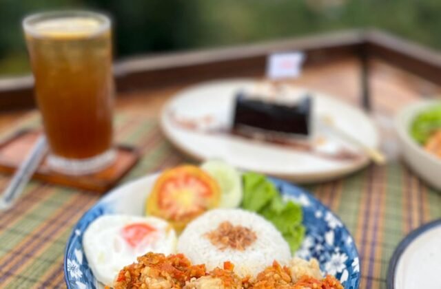 Ayam krispi sambal bawang pedas Kedai Bukit Rhema