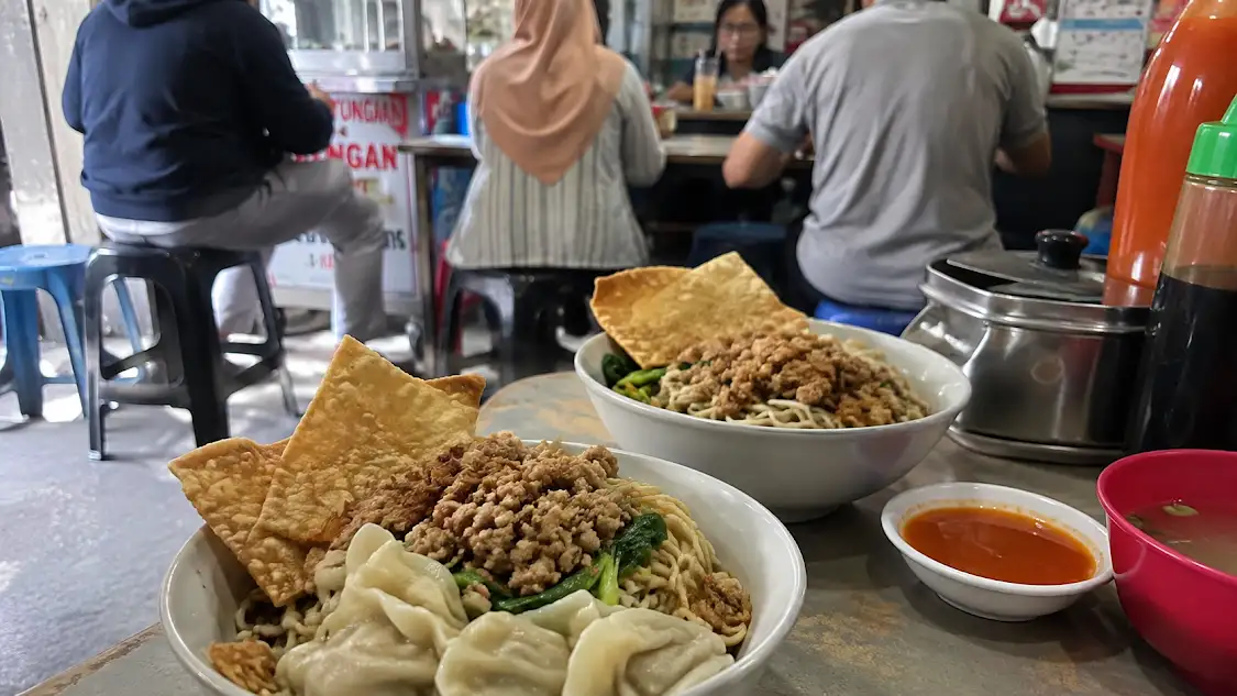 Suasana Rumah Makan Gloria Malang