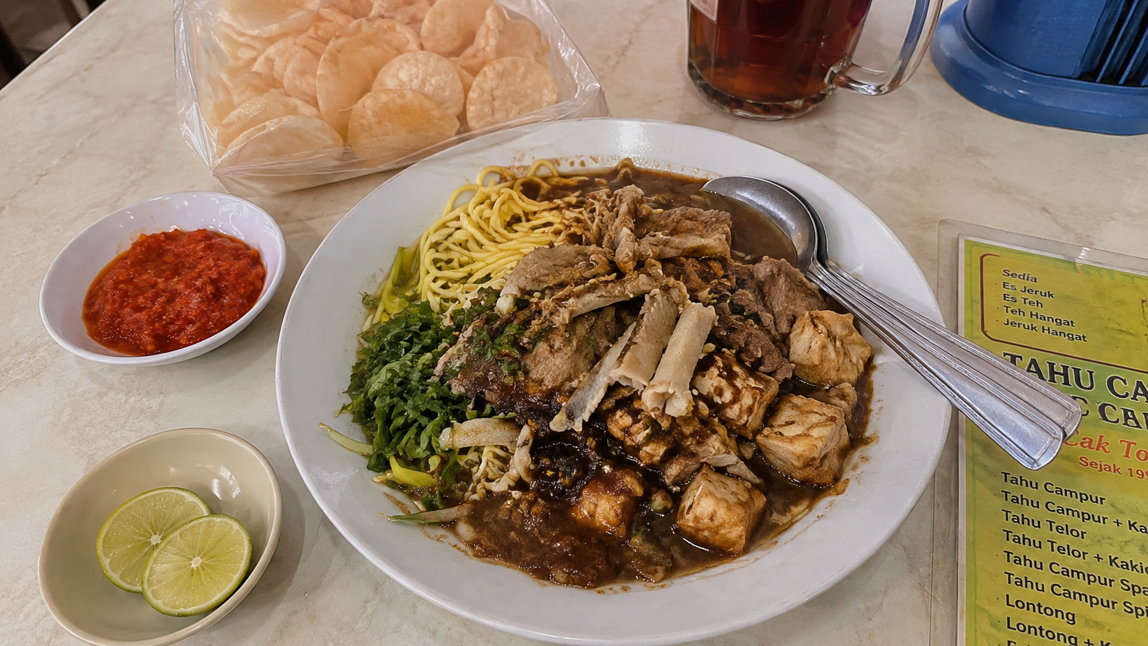 Tahu campur Surabaya dengan mie daging tahu sambal jeruk nipis dan kerupuk