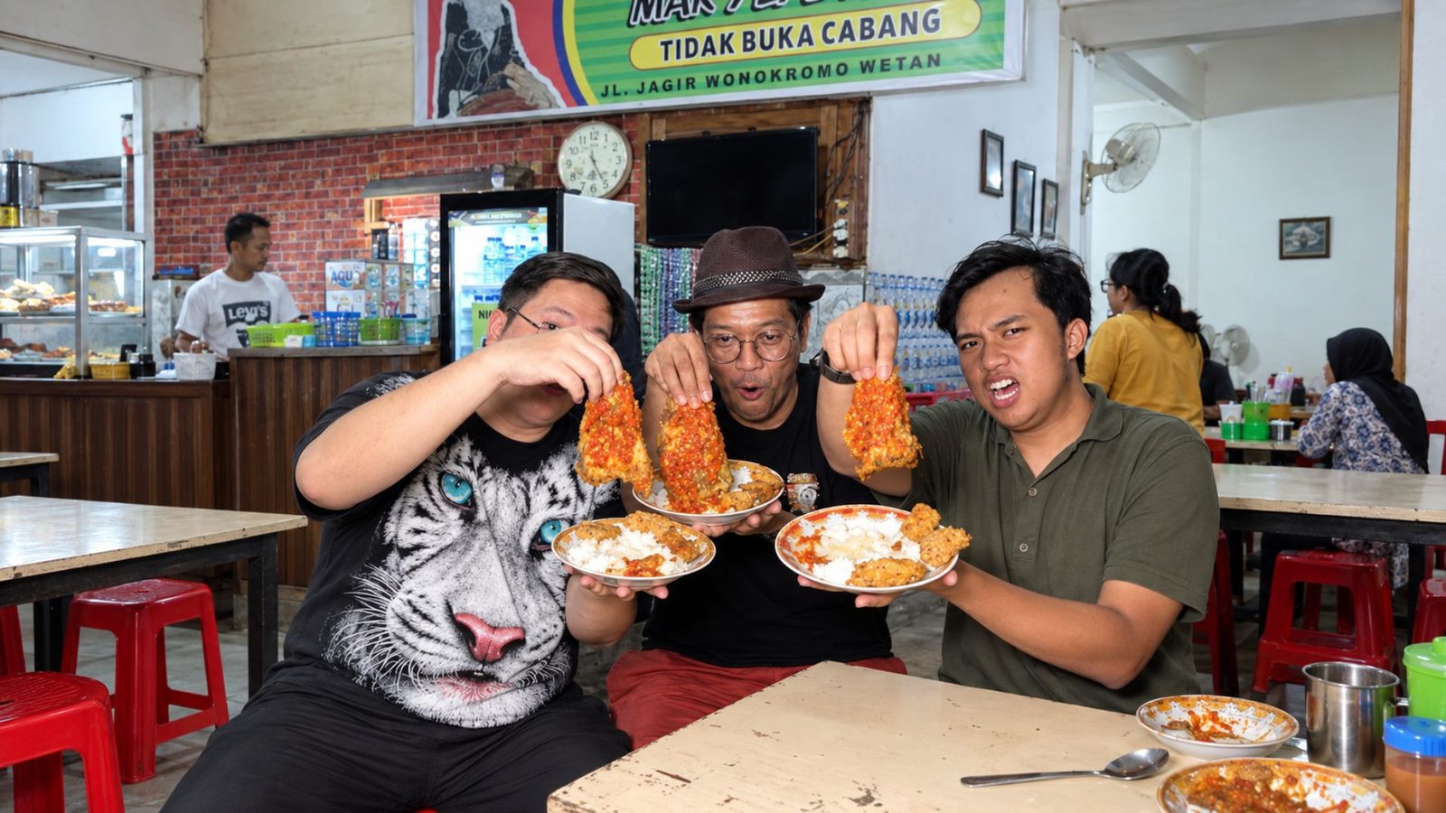 Suasana warung sego sambel malam hari di kawasan Jagir Wonokromo