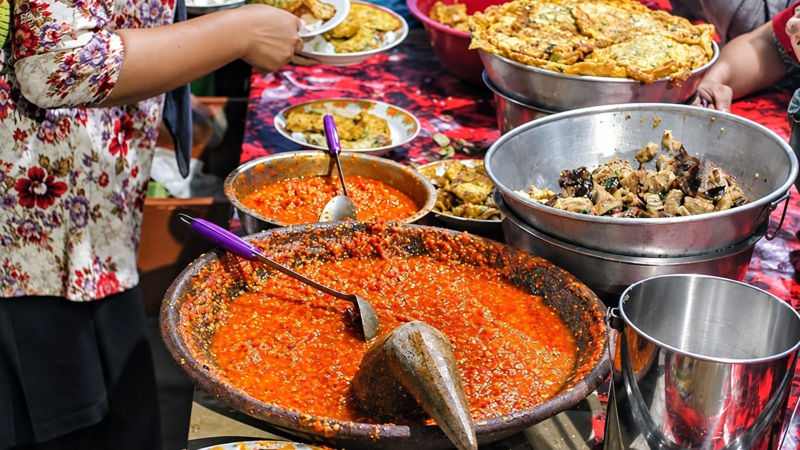Iwak pe ikan pari asap sebagai lauk sego sambel Mak Yeye Surabaya