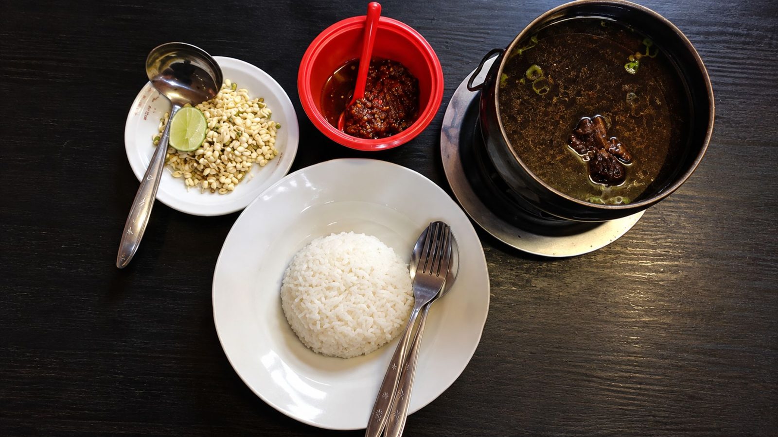 Sajian nasi rawon dan pelengkap di warung Embong Malang Surabaya
