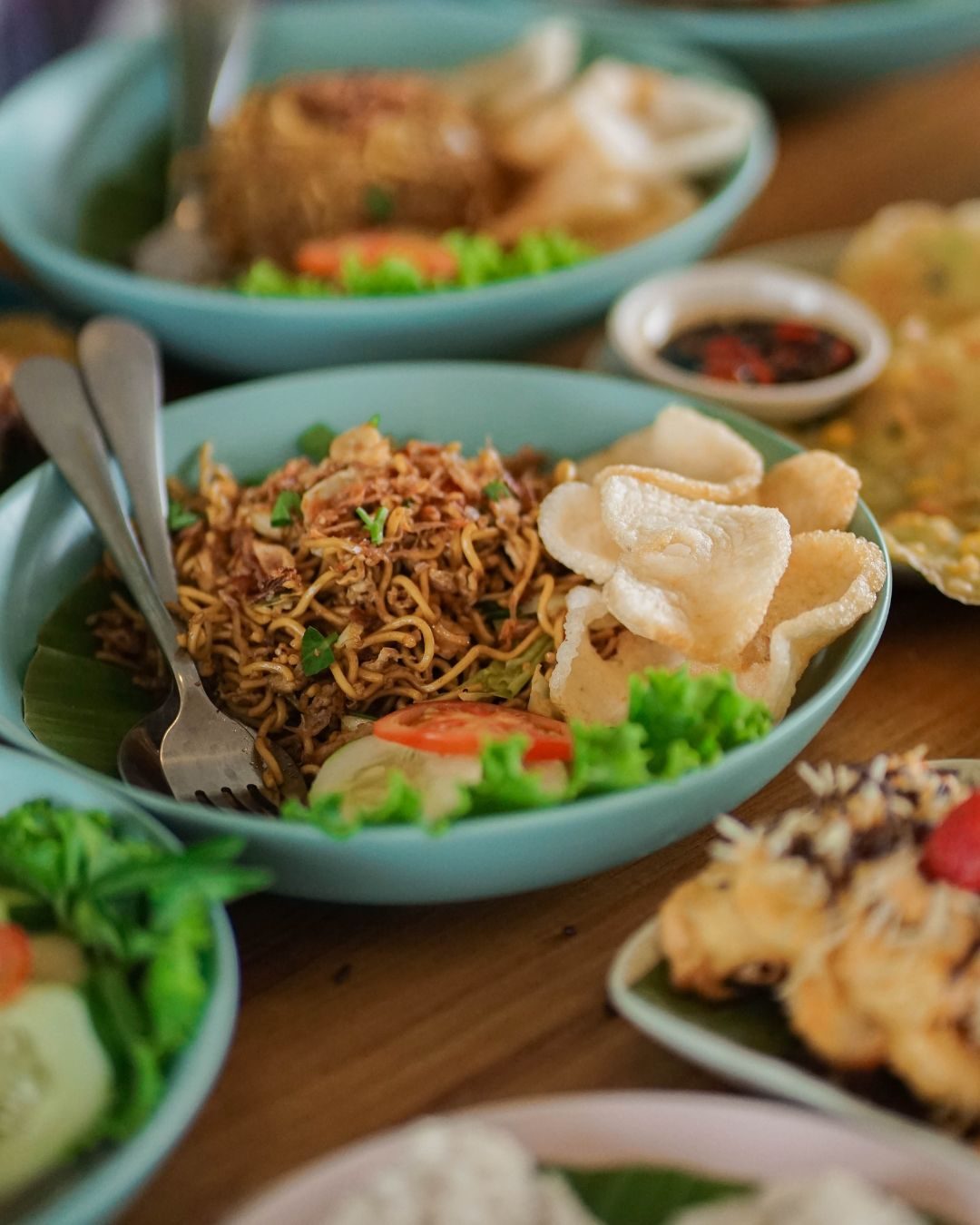 Bakmi Jawa goreng dan lauk pendamping di meja Kedai Bukit Rhema