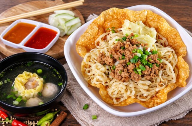 Rumah Makan Gloria Malang: cwie mie dengan pangsit goreng dan kuah terpisah