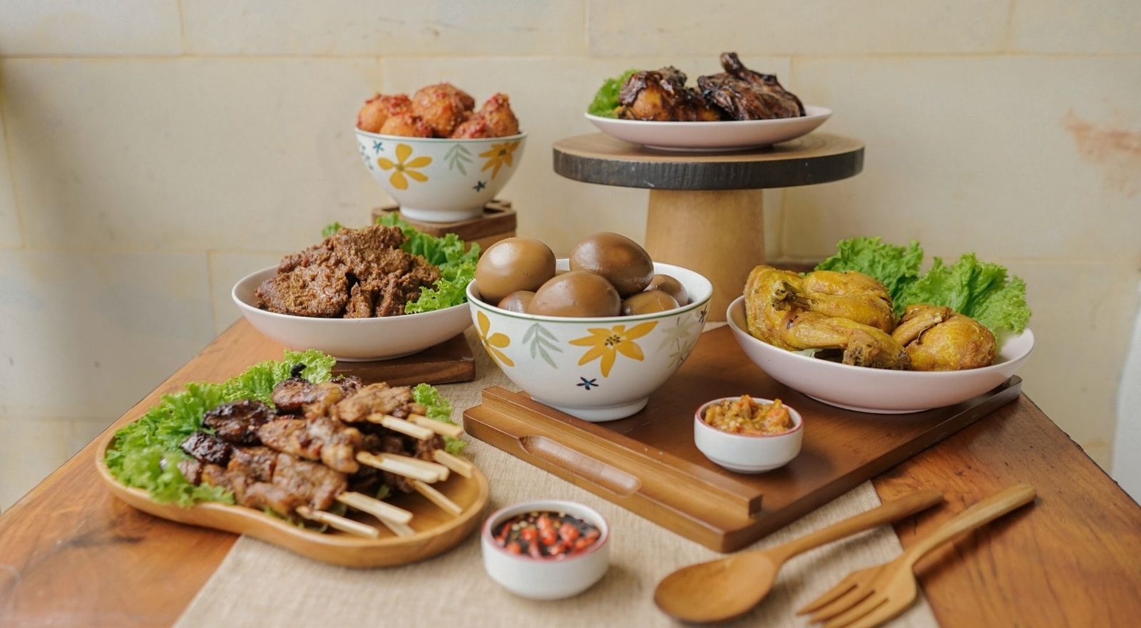 Aneka lauk untuk makan bersama keluarga di Kedai Bukit Rhema Magelang