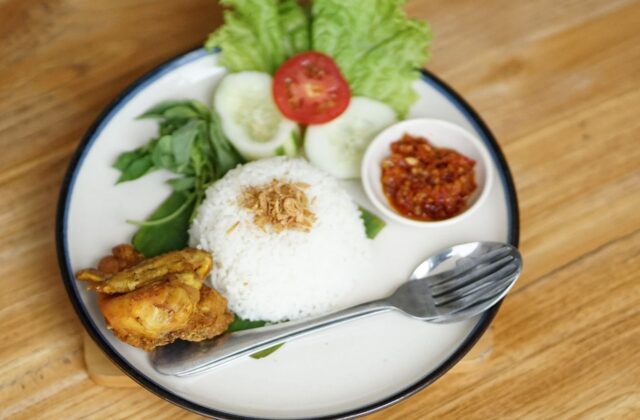 Kuliner Borobudur: nasi ayam goreng dengan sambal dan lalapan di Kedai Bukit Rhema