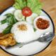Kuliner Borobudur: nasi ayam goreng dengan sambal dan lalapan di Kedai Bukit Rhema