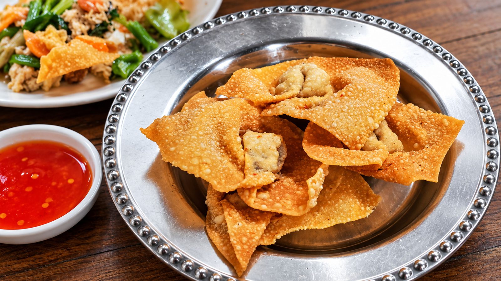 Pangsit goreng renyah dengan sambal