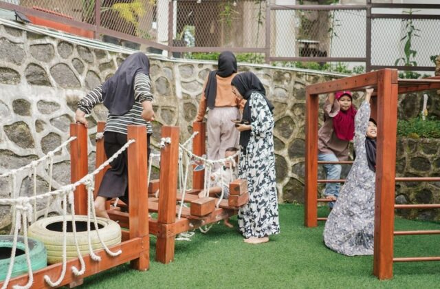 Orang tua menemani anak bermain di playground kawasan Kedai Bukit Rhema Magelang