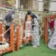Orang tua menemani anak bermain di playground kawasan Kedai Bukit Rhema Magelang
