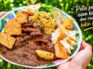 Ilustrasi sepiring rujak cingur Surabaya dengan bumbu petis kental