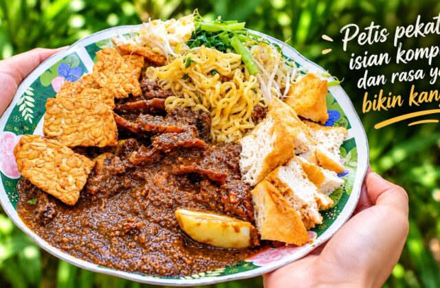 Ilustrasi sepiring rujak cingur Surabaya dengan bumbu petis kental
