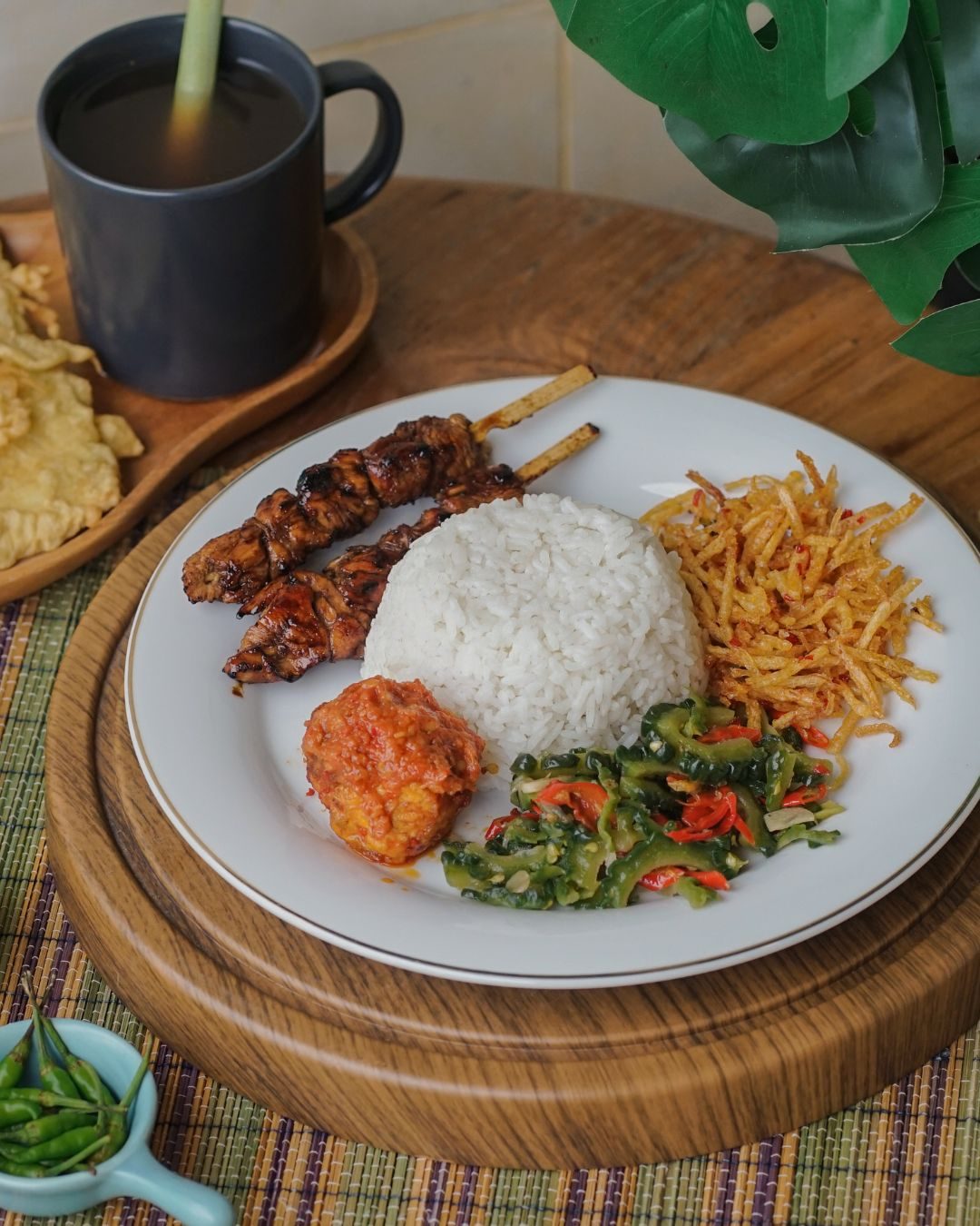 Sate ayam fillet dengan nasi dan kentang di Kedai Bukit Rhema Borobudur